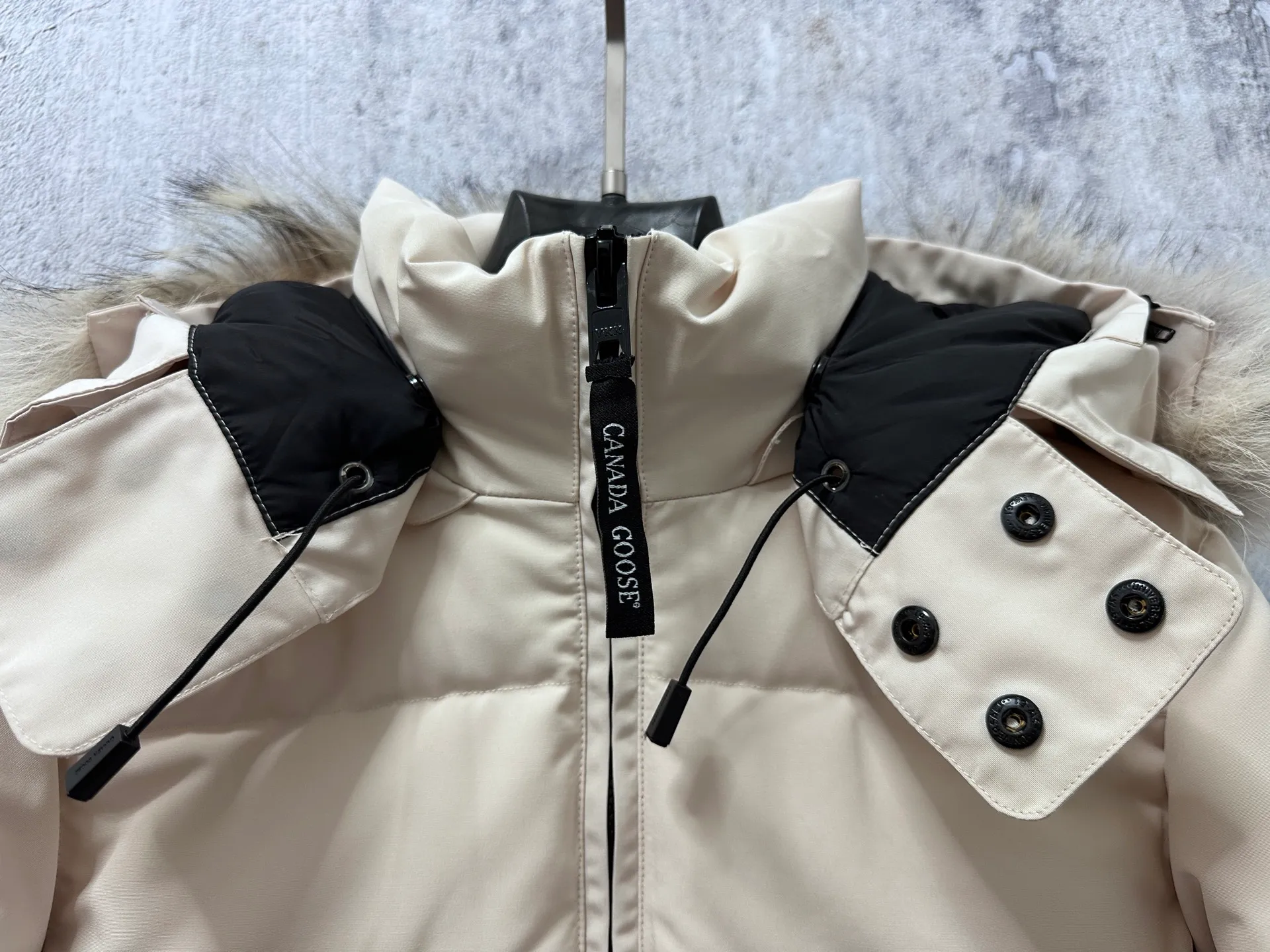 P840 【Canada gooseChelsea】Women's parka down coat, warm and comfortable. The adjustable hood features a high collar and concealed snap closure for extended coverage. And for greater protection against the elements, the detachable wolf fur collar. It features a sturdy YKK® two-way lockable zipper at the center front and a retractable waistband at the inner waist. Designed with internal straps for carrying over the shoulder. Fleece-lined exterior handwarmer pockets. Sturdy ribbed knit cuffs for cold protection and warmth. Sizes: XS-XL